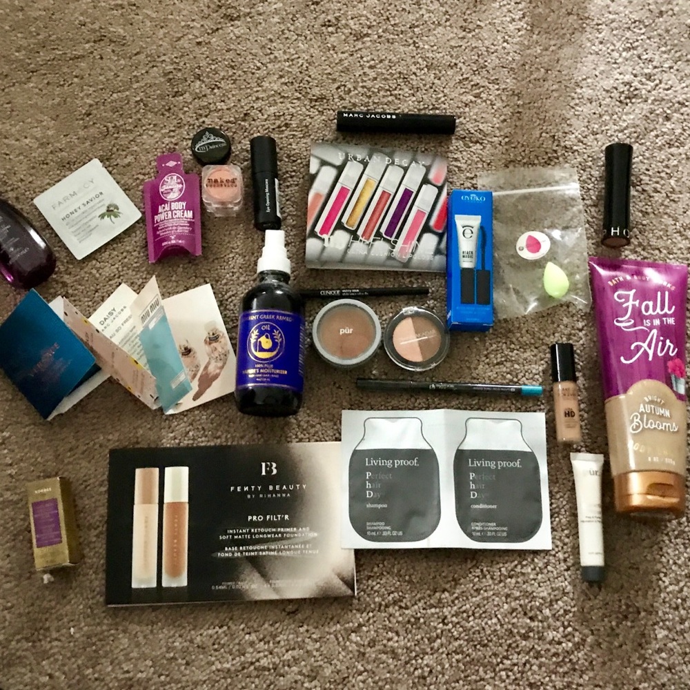 HUGE MAKE UP SAMPLE LOT
